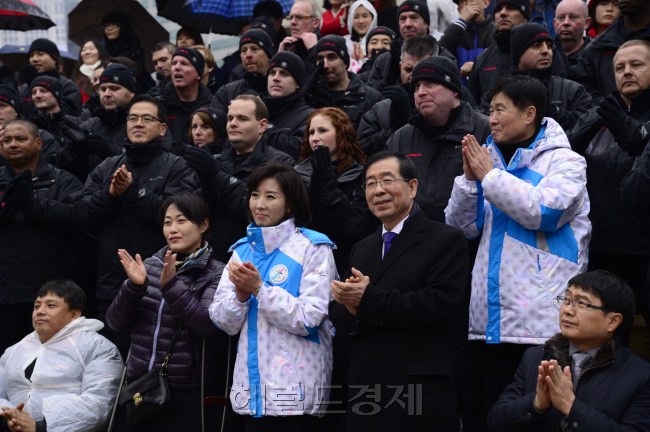 23일 오전 '2013 평창 동계 스페셜올림픽 세계대회' 성화봉송 국내도착 환영 및 출발식이 서울광장에서 열린 가운데 박원순 서울시장과 나경원 조직위원장이 성화봉송 주자들과 박수를 치고 있다. 박해묵 기자/mook@heraldcorp.com
23일 오전 '2013 평창 동계 스페셜올림픽 세계대회' 성화봉송 국내도착 환영 및 출발식이 서울광장에서 열린 가운데 박원순 서울시장과 나경원 조직위원장이 성화봉송 주자들과 박수를 치고 있다. 박해묵 기자/mook@heraldcorp.com
