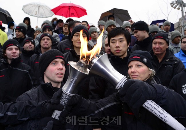 23일 오전 '2013 평창 동계 스페셜올림픽 세계대회' 성화봉송 국내도착 환영 및 출발식이 서울광장에서 열린 가운데 성화봉송 주자가 성화를 옮겨 붙이고 있다. 박해묵 기자/mook@heraldcorp.com
23일 오전 '2013 평창 동계 스페셜올림픽 세계대회' 성화봉송 국내도착 환영 및 출발식이 서울광장에서 열린 가운데 성화봉송 주자가 성화를 옮겨 붙이고 있다. 박해묵 기자/mook@heraldcorp.com