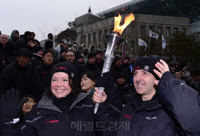 23일 오전 '2013 평창 동계 스페셜올림픽 세계대회' 성화봉송 국내도착 환영 및 출발식이 서울광장에서 열린 가운데 성화봉송 주자가 성화를 들고 포즈를 취하고 있다. 박해묵 기자/mook@heraldcorp.com
23일 오전 '2013 평창 동계 스페셜올림픽 세계대회' 성화봉송 국내도착 환영 및 출발식이 서울광장에서 열린 가운데 성화봉송 주자가 성화를 들고 포즈를 취하고 있다. 박해묵 기자/mook@heraldcorp.com