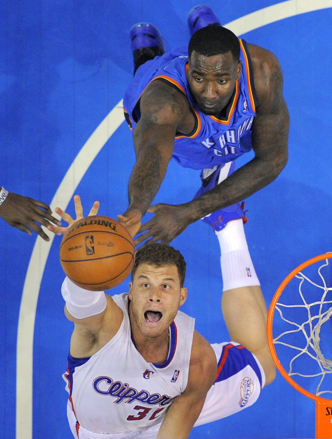 Los Angeles Clippers forward Blake Griffin goes after a rebound in front of Oklahoma City Thunder center Kendrick Perkins during the first half of their NBA basketball game in Los Angeles on Tuesady.   AP-Yonhap News