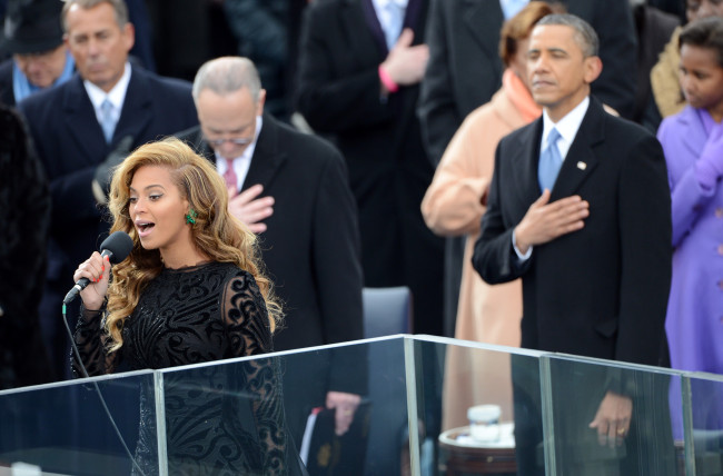 비욘세(좌/Beyonce Giselle Knowles/가수),버락 오바마(Barack Obama/정치인/미국대통령)
Beyonce sings the national anthem during the presidential inauguration ceremony in Washington, D.C., on Monday. UPI-Yonhap News
