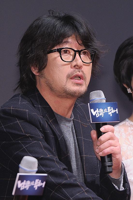 김윤석(배우)
배우 김윤석이 자신의 고민과 지향점에 대해 털어놨다. 김윤석은 1월 23일 오후 서울 롯데시네마 건대입구에서 열린 영화 ’남쪽으로 튀어’(감독 임순례) 언론배급 시사회에 참석해 "일반인 스러운 배우가 되는 게 꿈이다"라고 밝혔다.