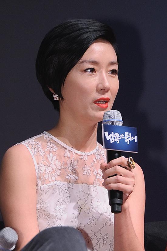오연수(배우)
오연수는 1월 23일 오후 서울 롯데시네마 건대입구에서 열린 영화 ’남쪽으로 튀어’(감독 임순례) 언론배급 시사회에 참석해 "15년 만에 7번째 영화를 하게 됐...연수는 청순단아한 외모와는 달리 강단 있는 성품을 지닌 안봉희 역을 맡아 열연했다. ‘
