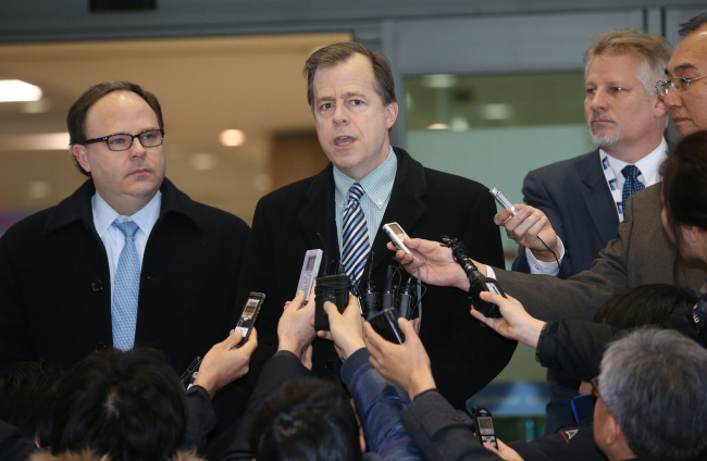 Glyn Davies (center), U.S. special representative for North Korea policy, speaks to reporters upon his arrival at Incheon International Airport on Wednesday.   Yonhap News
