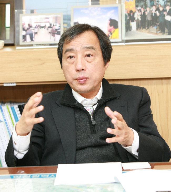 박우섭(인천시 남구청장)
“인천의 중심에 있는 남구를 역사의 중심이 되는 고장으로 만들겠습니다.” 박우섭 인천시 남구청장은 올해 신년사에서 “남구는 비류백제 미추홀의 출발지로 2000년이 넘는 역사를 갖고 있다”며 이같이 말했다.