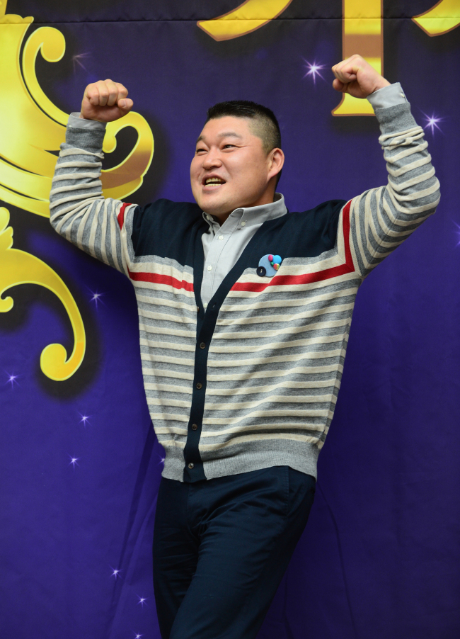 강호동(개그맨/MC)
시청률 5.7%대 저조한 성적 복귀 강호동 잇단 예능 고전 ‘호동왕자’가 힘이 빠졌다. 다시 돌아온 개그맨 강호동 사진 >의 포효가 전만 못하다. KBS2 ‘달빛프린스’ MBC ‘무릎팍도사’ SBS ‘스타킹’ 등 복귀작 성적이 신통치 않다.
