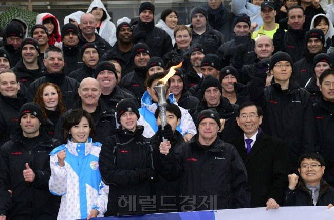 23일 오전 '2013 평창 동계 스페셜올림픽 세계대회' 성화봉송 국내도착 환영 및 출발식이 서울광장에서 열린 가운데 박원순 서울시장과 나경원 조직위원장이 성화봉송 주자들과 파이팅을 외치고 있다. 박해묵 기자/mook@heraldcorp.com
23일 오전 '2013 평창 동계 스페셜올림픽 세계대회' 성화봉송 국내도착 환영 및 출발식이 서울광장에서 열린 가운데 박원순 서울시장과 나경원 조직위원장이 성화봉송 주자들과 파이팅을 외치고 있다. 박해묵 기자/mook@heraldcorp.com
23일 오전 '2013 평창 동계 스페셜올림픽 세계대회' 성화봉송 국내도착 환영 및 출발식이 서울광장에서 열린 가운데 박원순 서울시장과 나경원 조직위원장이 성화봉송 주자들과 파이팅을 외치고 있다. 박해묵 기자/mook@heraldcorp.com
