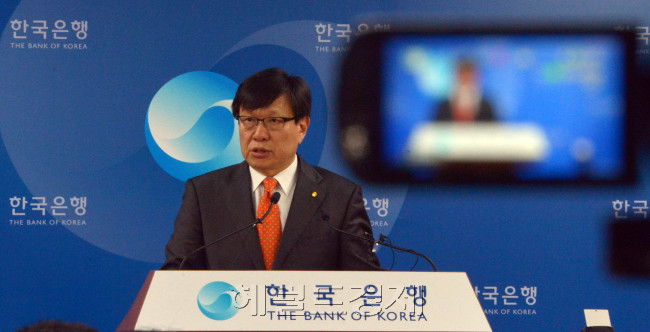 김영배 한국은행 경제통계국장이 24일 오전 서울 중국 남대문로 한국은행에서 브리핑실에서 2012년 4분기 연간국내총생산을 발표하고 있다.<br />김명섭 기자 msiron@heraldcorp.com
김영배 한국은행 경제통계국장이 24일 오전 서울 중국 남대문로 한국은행에서 브리핑실에서 2012년 4분기 연간국내총생산을 발표하고 있다.
김명섭 기자 msiron@heraldcorp.com
김영배 한국은행 경제통계국장이 24일 오전 서울 중구 남대문로 한국은행에서 2012년도 실질GDP(국내총생산)가 전년 대비 2.0% 성장했다고 발표하고 있다.   김명섭 기자/msiron@