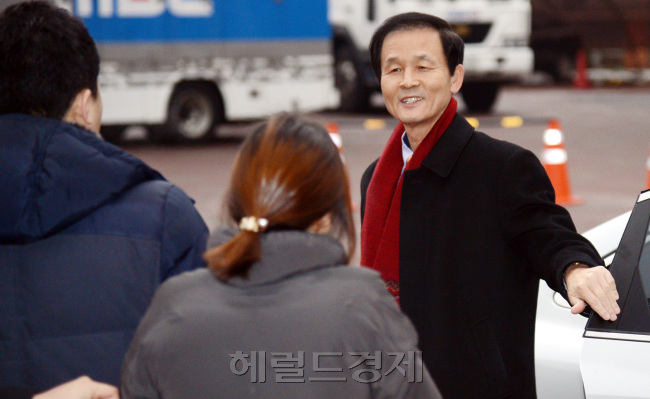 24일 오전 김장수 외교국방통일분과 간사가  기자들의 질문을 받으며 삼청동 대통령직인수위원회로 출근하고 있다.안훈 기자. rosedale@heraldcorp.com 2013.01.24