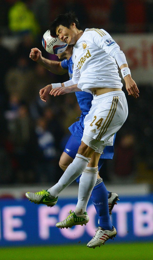 기성용(축구선수/스완지 시티AFC/MF)
Swansea City’s Ki Sung-yueng vies with Chelsea’s Frank Lampard on Wednesday.
AFP-Yonhap News