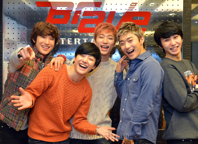 빅스타(Big Star/가수/남자그룹)
From left: Sunghak, Feeldog, Raehwan, Baram and Jude, the five members of the rookie hip-hop group Big Star, pose at their agency office in Nonhyeon-dong, Seoul, Monday.   Lee Sang-sub/The Korea Herald