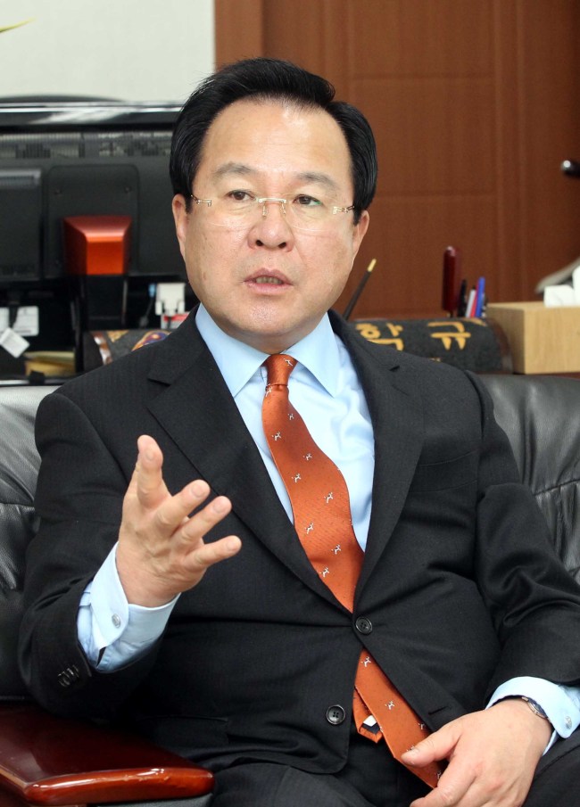 김학규(용인시장)
용인시(시장 김학규·사진)가 올해 시민들이 체감하는 생활공감 청소행정 실천을 위해 대형폐기물 처리 종합대책을 수립하고 내달부터 찾아가는 수거행정을 펼친다고 24일 밝혔다. 용인시의 대형폐기물 방문수거행정은 폐가구(장농, 옷장 등), 폐가전(냉장고, 세탁기, TV 등) 등 대형폐기물을 대상으로 하며 정기수거일(월.수.금) 외 예약...
