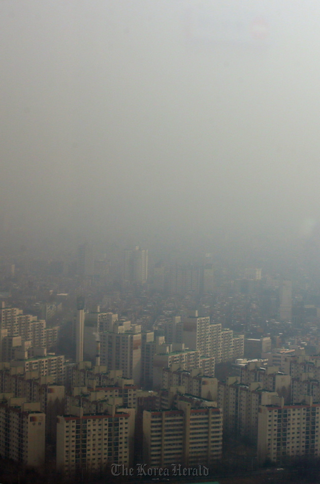 A residential area in Seoul is covered with thick smog on Jan 15.   Yonhap News