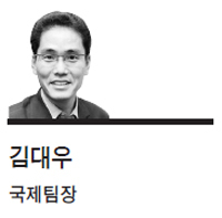 김대우(언론인)
일본의 엔저정책은 한국 기업의 수출실적을 엄청나게 떨어뜨릴 수 있는 악재다. 글로벌 환율전쟁이라는 고래싸움에 새우등 터지게 된 한국 경제, 어떻게 대응해야 위기를 무사히 넘길 수... 한 독일이다. 일본 아마리 경제재생상은 “독일은 유로존(유로화 사용 17개국) 내 고정환율을 통해 수출로 가장 큰 이익을 본 국가”라며 “비판할 자격이 없다”고 맞섰다.