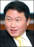 최태원(SK그룹회장)
24일 SK그룹과 SK하이닉스에 따르면 최 회장은 세계경제포럼(WEF) 연례회의(이하 다보스포럼) 개막일인 23일(현지시간) 퀄컴 폴 제이콥스 회장과 회동한 데 이어 시스코 존 챔버스 회장과도 만남을 가졌다. 하이닉스를 인수한 뒤 경영정상화에 매진해 온 데서 나아가 글로벌 영향력이 큰인사들을 만나 SK하이닉스의 경쟁력을 직접 알리고 사업협력까지 구체화하기 위한 발걸음으로 해석된다.