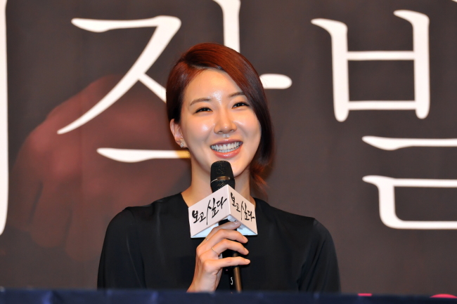 장미인애(배우)
프로포폴 투약 혐의로 검찰 조사를 받은 배우 장미인애가 24일 소속사를 통해 불법적 상습투약 혐의를 공식 부인했다. 씨제스엔터테인먼트는 24일 공식입...기록은 사실이므로 어제(23일) 저녁 검찰청을 찾아 성실히 조사에 임했다”고 전했다.