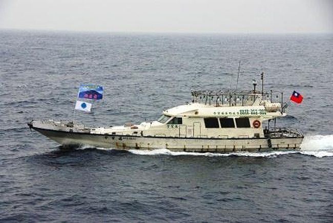 A Taiwanese boat carries Taiwanese activists on board cruising in waters near the disputed islands known as Senkaku Islands in Japan and Diaoyu Islands in China, in the East China Sea, Thursday.   AFP-Yonhap News