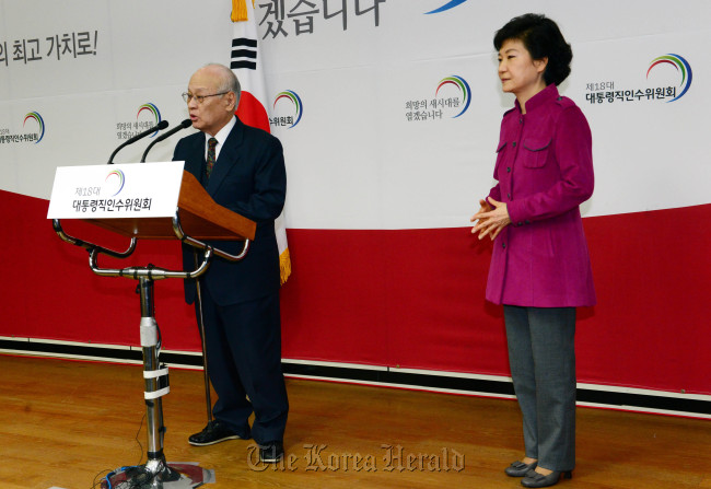 Transition committee chief and prime ministerial nominee Kim Yong-joon answers questions at the presidential transition team’s office in Seoul on Thursday.   Ahn Hoon/The Korea Herald