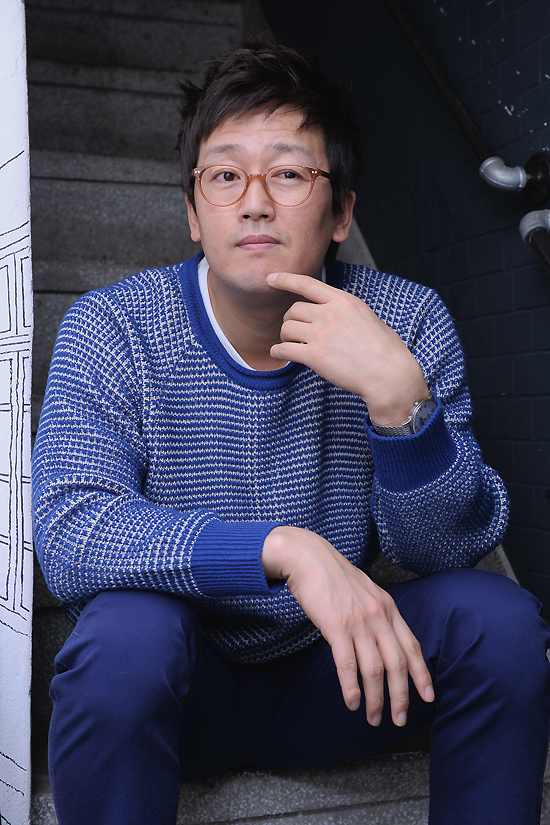 김정태(배우)
언변은 유창하지만 연기에서는 관록이 묻어난다. 바로 배우 김정태의 이야기다. 김정태는 현재 흥행 가도를 달리고 있...는 코믹한 이미지가 쌓였고요. 사실 알고보면 저도 엄청 까칠한 성격인데 말이죠.(웃음) 배우로만 봐줬으면 좋겠어요.” 10년이 넘도록 연기자의 길을 걷고 있는 김정태는 깨어 있는...