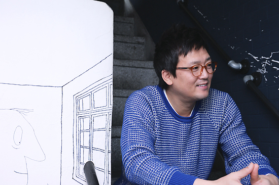 김정태(배우)
언변은 유창하지만 연기에서는 관록이 묻어난다. 바로 배우 김정태의 이야기다. 김정태는 현재 흥행 가도를 달리고 있...는 코믹한 이미지가 쌓였고요. 사실 알고보면 저도 엄청 까칠한 성격인데 말이죠.(웃음) 배우로만 봐줬으면 좋겠어요.” 10년이 넘도록 연기자의 길을 걷고 있는 김정태는 깨어 있는...