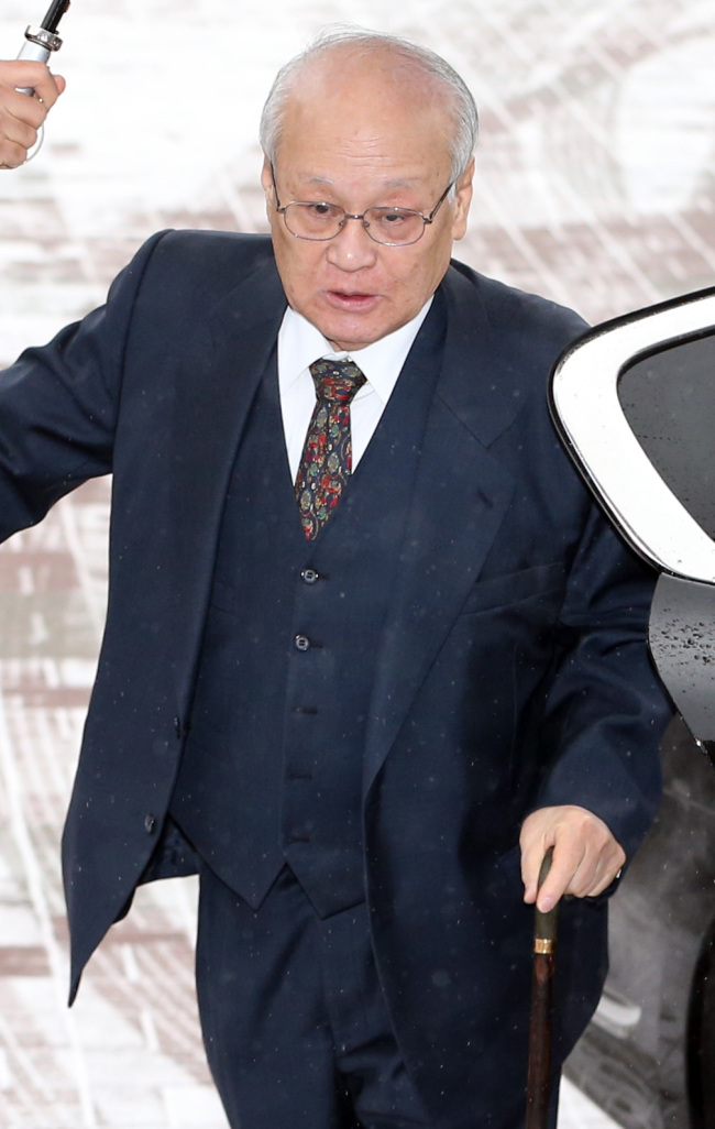 <YONHAP PHOTO-1454> 출근하는 김용준 인수위원장 (서울=연합뉴스) 임헌정 기자 = 박근혜 정부 첫 국무총리로 지명된 김용준 인수위원장이 24일 오전 서울 삼청동 대통령직 인수위원회로 출근하고 있다. 2013.01.24 kane@yna.co.kr/2013-01-24 15:53:14/ <저작권자 ⓒ 1980-2013 ㈜연합뉴스. 무단 전재 재배포 금지.>
Prime Minister nominee Kim Yong-joon arrives at the presidential transition team’s office in Seoul on Thursday.   Yonhap News