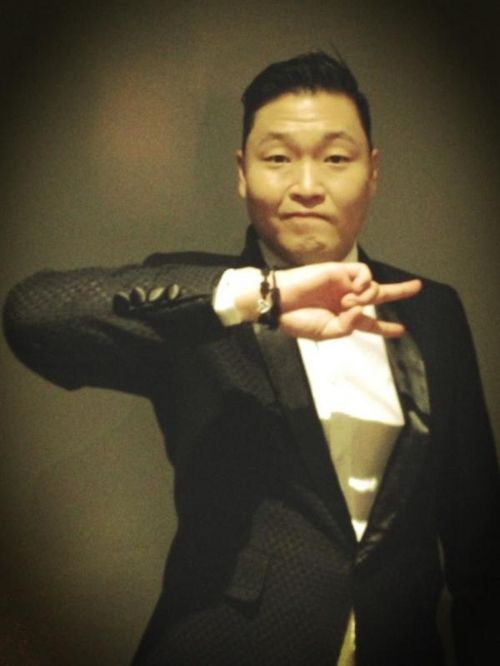 싸이(박재상/가수)
국제가수’ 싸이가 팔에 찬 팔찌는 얼마며 무슨 브랜드일까? 싸이는 최근 자신의 트위터에 ‘이러한 팔찌를 사랑하는’이라는 글과 함께 사진 한 장을 공개했다. ... 코디네이션에 컬러를 맞춘 액세서리 포인트 센스가 눈길을 끌고 있다.