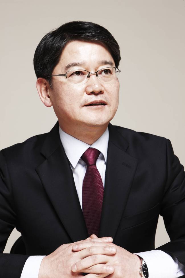 윤재은(기업인/코오롱스포츠 상무)
윤재은<사진>코오롱스포츠 상무(북경법인장)는 24일 서울 청담동에서 열린 기자간담회에서 “3년내 국내외 매출 1조원을 달성하겠다”고 선언했다. 이를 위해 중국사업을 강화하고, 20~30대 등 고객층 확대에도 힘을 쏟겠다는 방침이다.