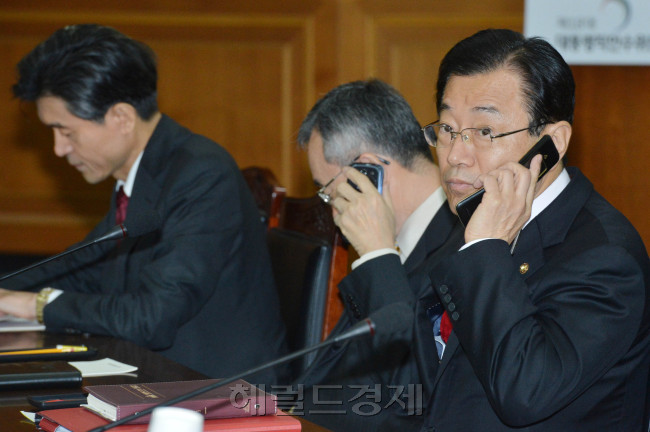 25일 오전 서울 종로구 삼청동 대통령인수위에서 열린 간사회의에 앞서 이현재 경제2간사가 전화를 하고 있다.박해묵 기자 mook@heraldcorp.com