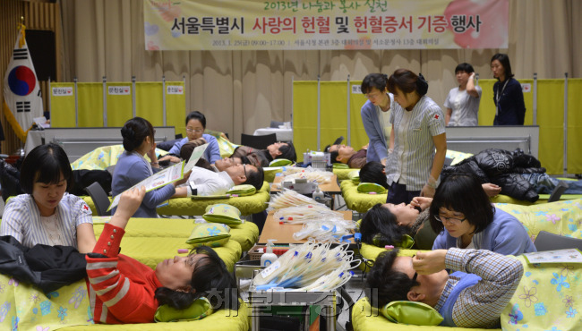 25일 오전 서울시 신청사 대회의실에서 서울시 직원들이 나눔과 봉사정신을 실천하기위해 대한적십자와 함께 사랑의 헌혈행사가 열렸다. <br />이상섭 기자. babtong@heraldcorp.com 2013.01.25
25일 오전 서울시 신청사 대회의실에서 서울시 직원들이 나눔과 봉사정신을 실천하기위해 대한적십자와 함께 사랑의 헌혈행사가 열렸다.
이상섭 기자. babtong@heraldcorp.com 2013.01.25
