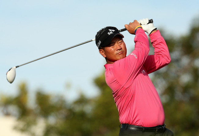 Korea’s Choi Kyung-ju tees off on the ninth hole at the Farmers Insurance Open on Thursday.   AFP-Yonhap News