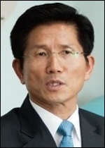 김문수(경기도지사)
탄소포인트제도를 시행중인 경기도(지사 김문수· 사진 )는 올해 제도정착을 위한 인센티브 로 12억원을 지급한다고 25일 밝혔다. 탄소포인트제란 제도에 참가한 가정·상가 등에서 전기, 상수도. 도시가스 등의 사용량을 줄이면, 온실가스 감축 비율에 따라 포인트(현금, 상품권 등)를 제공하는 온실가스 감축 실천 프로그램이다.