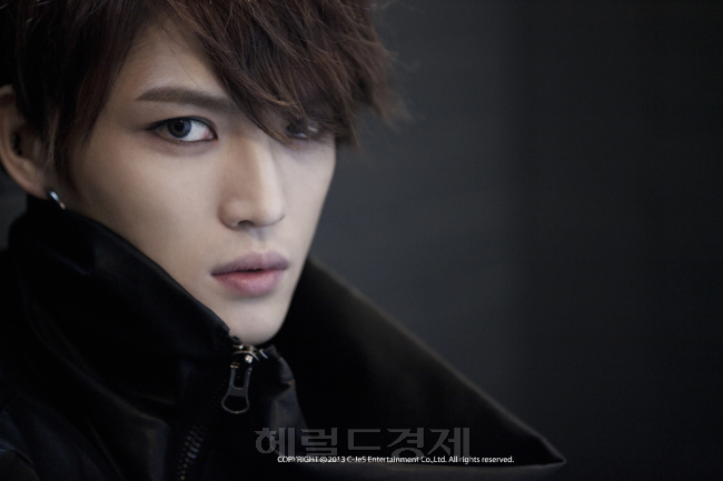 김재중(가수/JYJ)
첫 솔로앨범 낸 김재중 "위험부담 있었지만, '정통 록'해보고 싶었다"