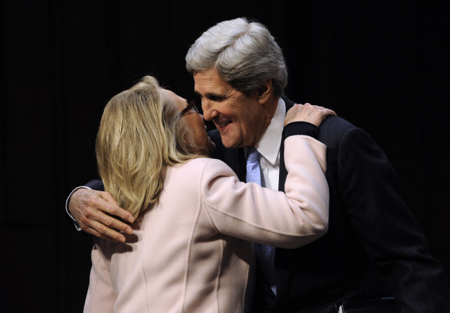 Senator John Kerry (right) hugs Secretary of State Hillary Clinton during his confirmation hearing before the Senate Foreign Relations Committee to become the next secretary of state on Capitol Hill, in Washington D.C., Thursday.   Xinhua-Yonhap News