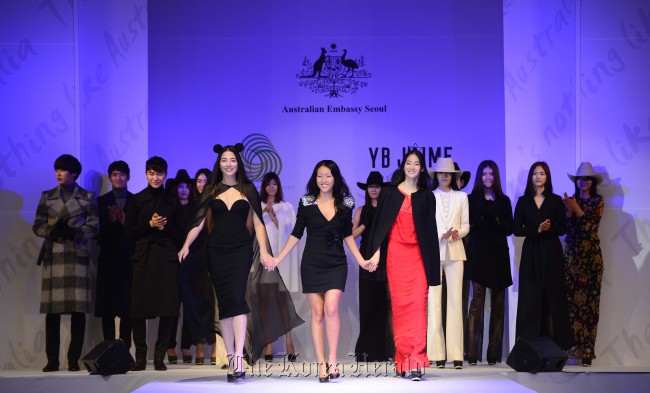 Model Jessica Gomes (left), designer Bae Yeo-jin (center) and Bae’s niece, Shin Hyeon-ji, walk the catwalk hand-in-hand at the conclusion of a fashion show during an Australia Day reception at Grand Hyatt Hotel in Seoul on Thursday.   Park Hae-mook/The Korea Herald
