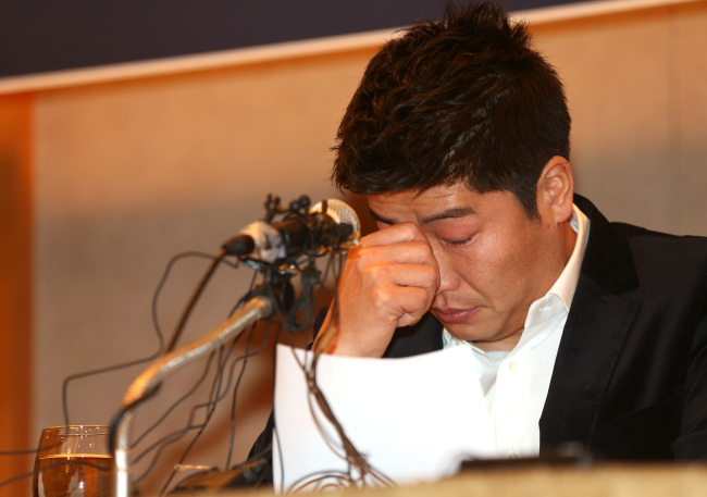 박재홍(전야구선수)
Park Jae-hong of the SK Wyverns announces his retirement at a news conference in Seoul on Friday.   Yonhap News