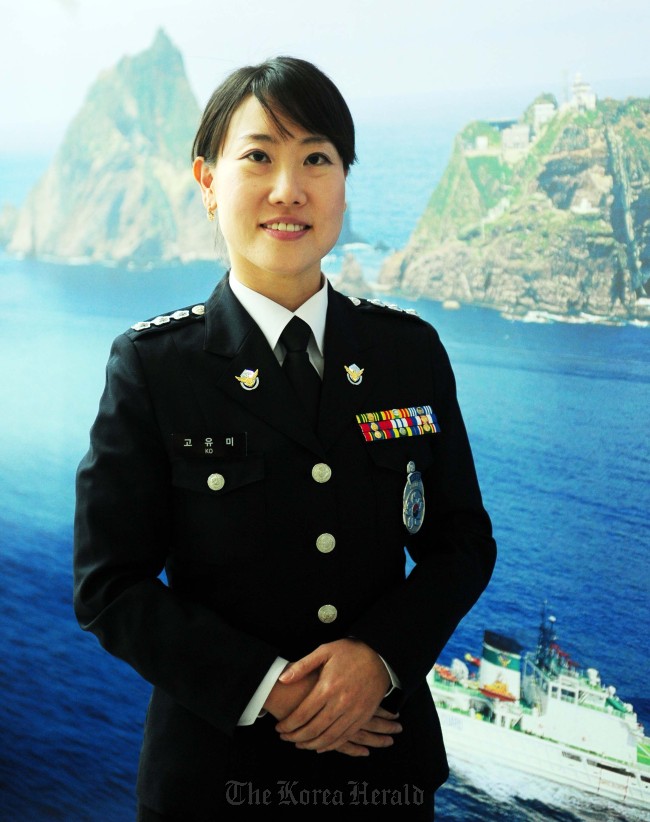 고유미(경정)
해양경찰 창설 60년 만에 첫 여성 함장이 탄생했다.
주인공은 동해해양경찰서 1513함장인 고유미(34ㆍ사진) 경정. 현재 해경청 홍보2팀장으로 근무 중인 고 경정은 27일부터 ‘1513함’의 함장을 맡게 됐다.