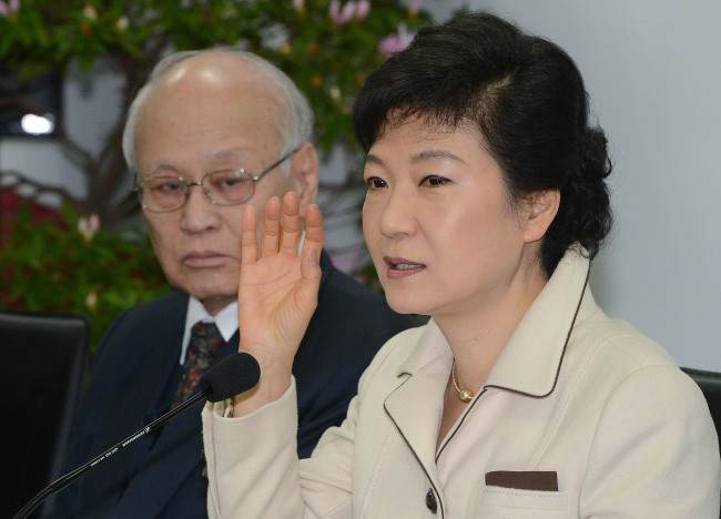 President-elect Park Geun-hye and Kim Yong-joon, transition chief and prime ministerial nominee, attend a briefing by the presidential transition team’s economic subcommittee in Seoul on Friday.   Yonhap News