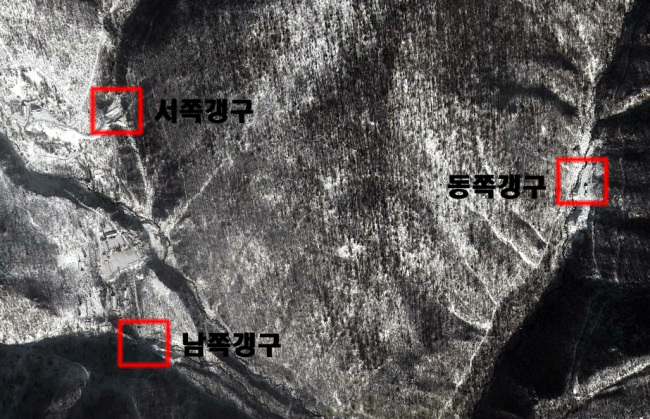 북한이 유엔 안전보장이사회의 대북제재 결의에 반발해 제3차 핵실험을 예고하면서 이제 관심은 핵실험 단추를 언제 누를지에 쏠린다. 사진은 구글 어스가 지난해 11월 13일 촬영한 북한 함경북도 길주군 풍계리 핵실험장 일대 모습. (연합뉴스)