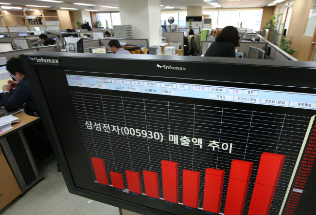실적이 발표된 25일 오전 서울 종로구의 한 금융정보전문회사 내 증시 모니터에 표시된 삼성전자의 연간 매출액 추이. (연합뉴스)