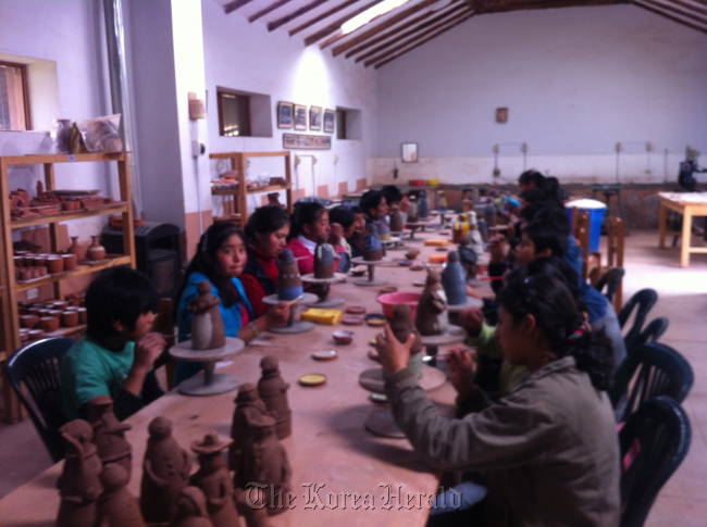Children make pottery at a ceramics school run by KOICA in Ccorao, Peru.
Shin Hyon-hee/The Korea Herald