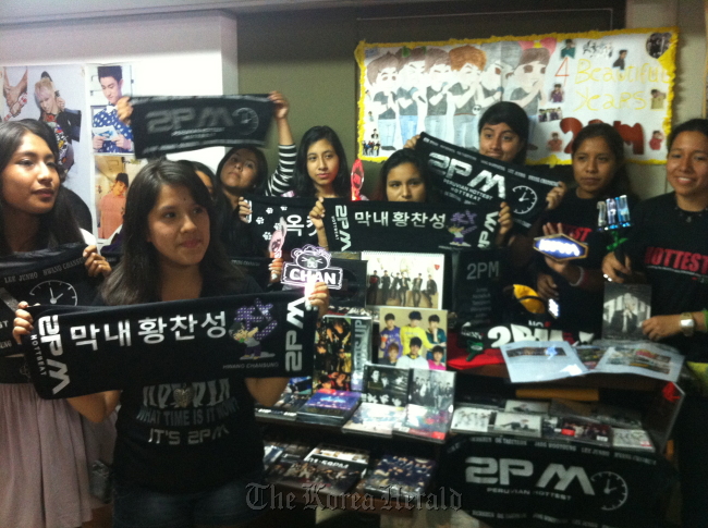 Peruvian fans of Korean band 2PM display signs, pictures and other products during a meeting in Lima.
Shin Hyon-hee/The Korea Herald