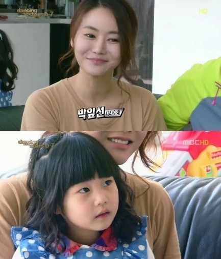 박잎선(배우)
박잎선은 ”남편이 장소를 가리지 않고 방귀를 낀다”며 ”특히 차 안에 있을 때 그런다. 그래서 이제 나도 시원하게 같이 한다“고 말을 이어 스튜디오를 웃음바다로 만들었다.
