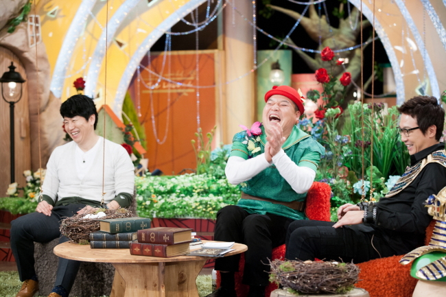 김수로(좌측부터/배우),강호동(MC/개그맨),탁재훈(가수/배우)
새롭게 문을 연 버라이어티 북토크쇼 ‘달빛프린스’가 진화를 예고했다.
한 권의 책으로 토크와 퀴즈, 그리고 기부까지 지난 22일 베일을 벗은 ‘달빛프린스’는 2회부터 변화를 시도할 계획이다.
