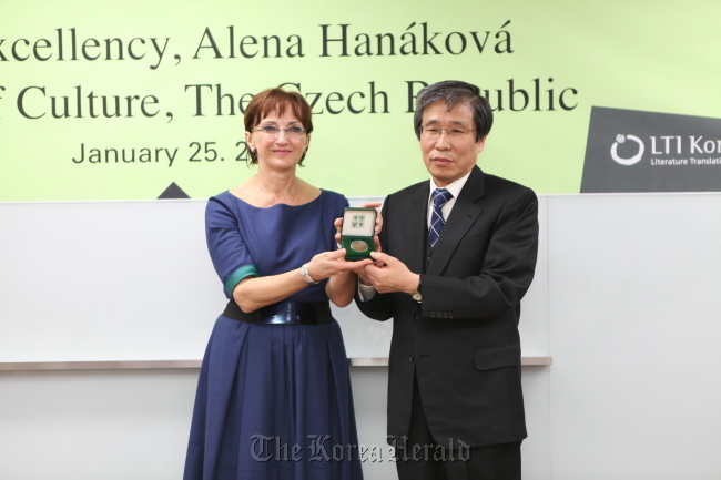 Czech Culture Minister Alena Hanakova (left) poses with Literature Translation Institute of Korea director Kim Seong-kon after presenting the Korean organization the Order of Culture Merit for its contribution in cultural exchange between the two countries at the LTI office in Seoul on Friday.   LTI Korea