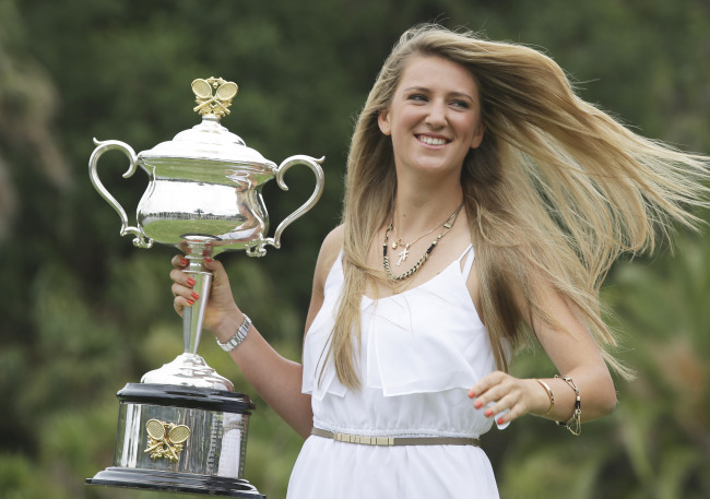 Victoria Azarenka of Belarus poses with the Australian Open trophy in the Royal Botanical Gardens following her win over China’s Li Na in the women’s final, in Melbourne on Sunday.    AP-Yonhap News