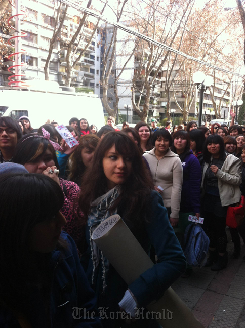 Chilean students queue to watch a K-Pop contest hosted by the Korean Embassy in Santiago in August.   Korean Embassy in Peru