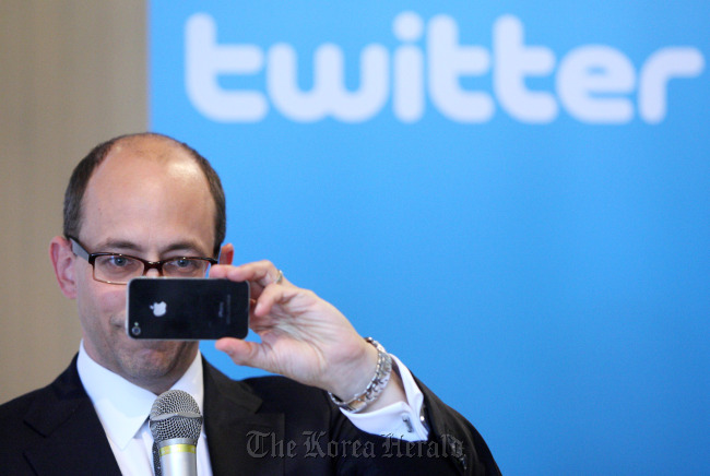 딕 코스톨로(Dick Costolo/기업인)
Dick Costolo, chief executive officer of Twitter Inc., takes a photograph using his Apple Inc. iPhone during a news conference in Tokyo on April 16, 2012.   Bloomberg