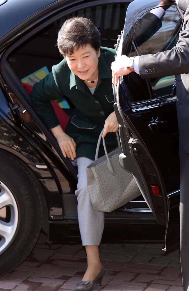 박근혜 대통령 당선인이 경제2분과 분과별 업무보고를 받기위해 27일 오후 서울 삼청동 대통령직인수위원회에 도착하고 있다. 안훈 기자 2013.1.27 /