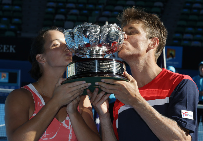 jamila gajdosova(스포츠인/테니스선수),Matthew Ebden(스포츠인테니스선수)
Jarmila Gajdosova and Matthew Ebden kiss the trophy as they celebrate after defeating Lucie Hradecka and Frantisek Cermak in the mixed doubles final on Sunday.    AP-Yonhap News