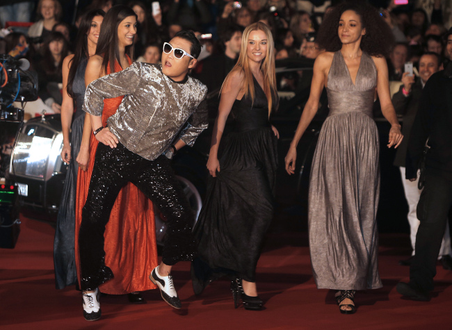싸이(박재상/가수)
Psy arrives at the Cannes festival palace to take part in the NRJ Music Awards ceremony on Saturday. (AP-Yonhap)